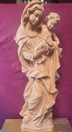 Scultura in legno della Madonna della pace.