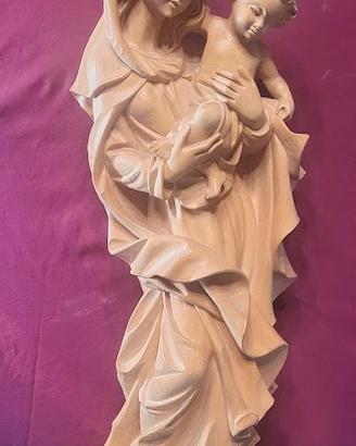 Scultura in legno della Madonna della pace.
