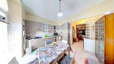 AMPIO TRILOCALE IN VIA LAURO ROSSI 43