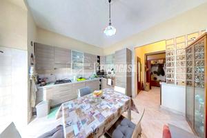 AMPIO TRILOCALE IN VIA LAURO ROSSI 43