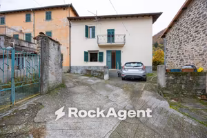Rustico / Casale di 252 m² con più di 5 locali a C