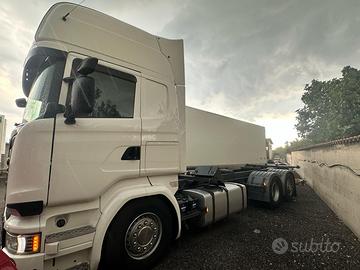 Scania R 490 trasporto casse mobili
