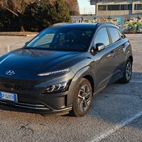 Kona EV 2023: Garanzia 2028 km illimitati.