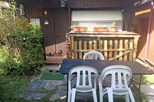 Casetta con roulotte stanziale 