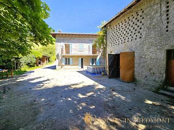 Rustico / Casale di 220 m² con più di 5 locali a R