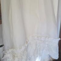 Abito da sposa bianco con velo e acconciatura