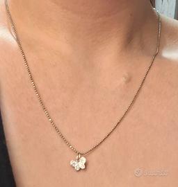 Collana sottile color argento con ciondolo a farfa