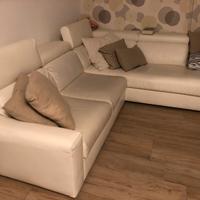 Divano in ecopelle crema