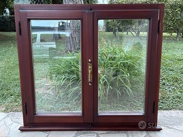 Finestra in legno di douglas completa di finestra