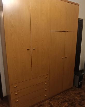 Armadio in legno massello – capiente
