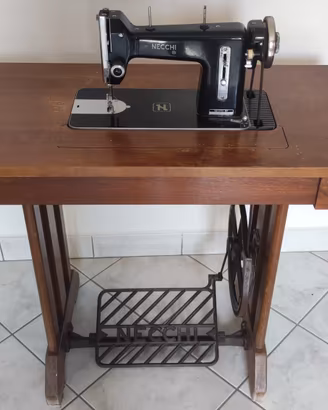 Tavolo con macchina da cucire Necchi BF Serie Nova