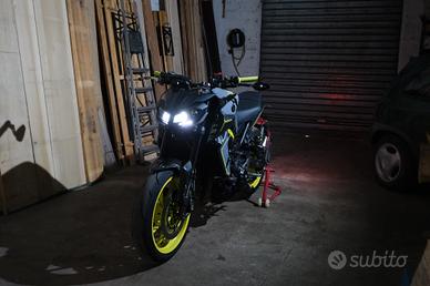 Yamaha MT-09 2017 Gen 2 Fluo and grey.