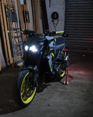 Yamaha MT-09 2017 Gen 2 Fluo and grey.