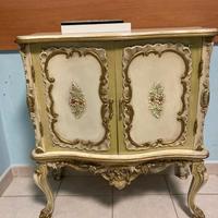 Tavolino d’epoca in legno decorato