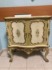 Tavolino d’epoca in legno decorato