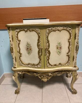 Tavolino d’epoca in legno decorato