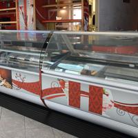 gelatiera e vetrina pasticcera