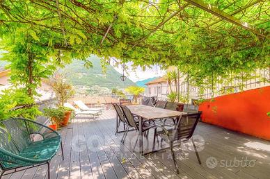 Villa di 300 m² con più di 5 locali a Torno