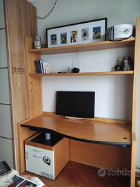 Scrivania con libreria e dattilo