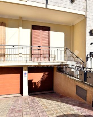Appartamento piano rialzato con cortile e garage