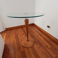 Tavolino con  base in  legno e vetro trasparente 