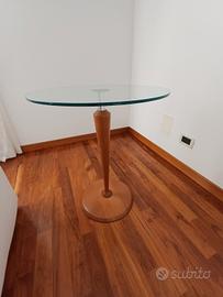 Tavolino con  base in  legno e vetro trasparente 