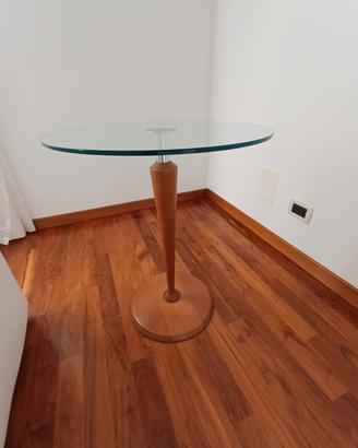 Tavolino con  base in  legno e vetro trasparente 
