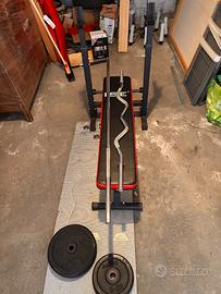 palestra con pesi, rack e panca