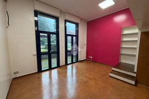 NEGOZIO A VALMADRERA