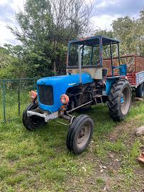 Trattore agricolo vecchiotto