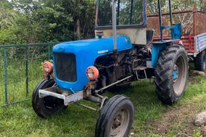 Trattore agricolo vecchiotto