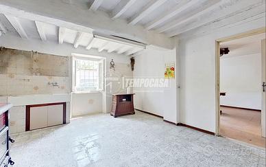 ST241- PORZIONE DI CASA CON TRE GARAGE E AMPI SPAZ