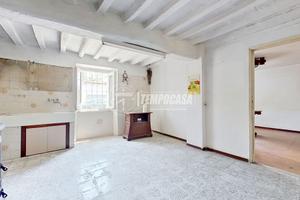ST241- PORZIONE DI CASA CON TRE GARAGE E AMPI SPAZ