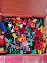 Mattoncini Lego + accessori + figure