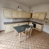 Cucina angolare completa di forno