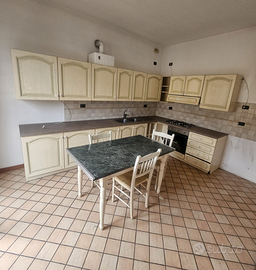 Cucina angolare completa di forno