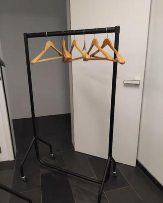 Porta abiti con le ruote