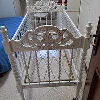 Culla in legno lavorata