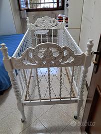 Culla in legno lavorata