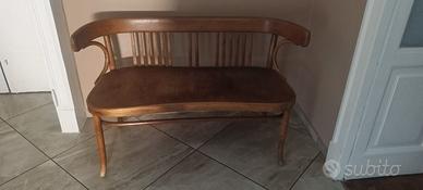 Panca thonet con marchio visibile