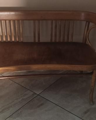 Panca thonet con marchio visibile