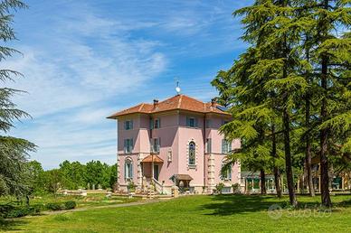 Villa di 800 m² con più di 5 locali e box auto dop