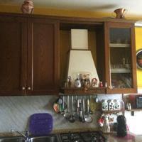 Cucina, cassapanca e tavolo in legno di noce