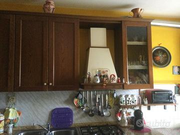 Cucina, cassapanca e tavolo in legno di noce