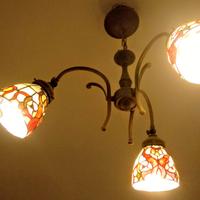 lampadario con tre punti luce con vetri liberty