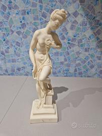 Piccola scultura donna in alabastro