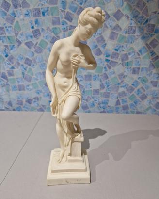 Piccola scultura donna in alabastro