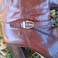 stivali in pelle con fibbia
