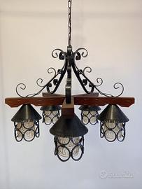 LAMPADARIO IN FERRO BATTUTO E LEGNO A 5 LUCI