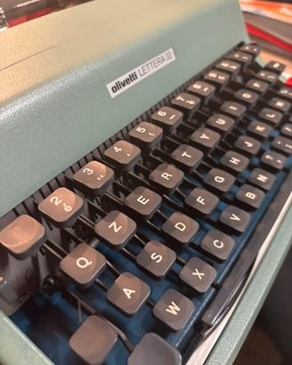 Olivetti Lettera 32 macchina da scrivere vintage